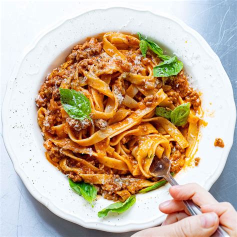 Tanier tradičných talianskych cestovín Tagliatelle alla Bolognese