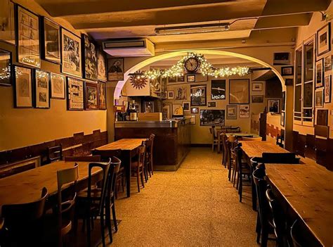 Interiér historického baru Osteria del Sole s dreveným nábytkom a autentickou atmosférou