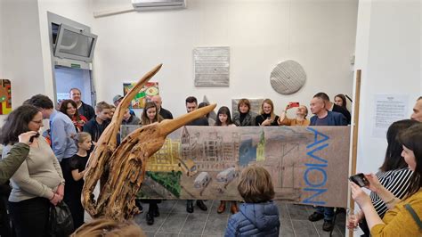 fotografie z výstavy abstraktného umenia v galérii