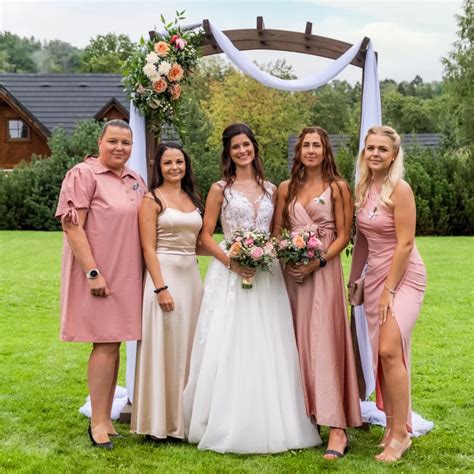 Skupinová svadobná fotografia z ateliéru