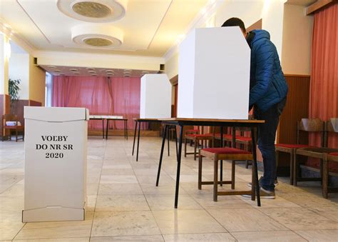 Zobrazenie volebnej miestnosti pred otvorením s pripravenými urnami a materiálmi