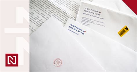 Členovia komisie počítajú a pripravujú hlasovacie lístky a obálky pred voľbami
