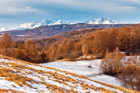 Tematická fotografia vianočného Popradu s výzdobou a panorámou Tatier