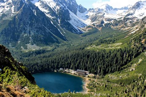 Panoramatická fotografia zasnežených Vysokých Tatier s vianočnou výzdobou