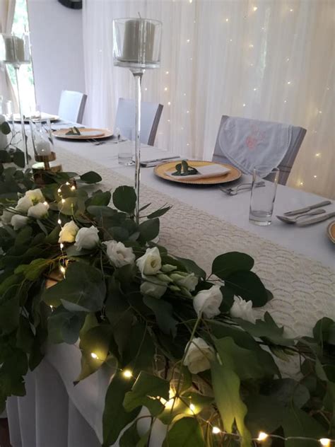 Fotografia kvetinovej výzdoby svadby s člnom v jazierku