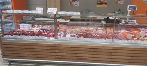 fotografia veľkonočného sortimentu v METRO, vrátane mäsa, údenín, sladkostí a dekorácií