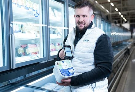 fotografia interiéru predajne METRO s viditeľnými oddeleniami, ako sú potraviny a nepotravinový tovar