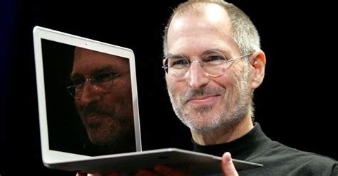 Tematická fotografia Steva Jobsa počas jeho prejavu na Stanfordovej univerzite v roku 2005