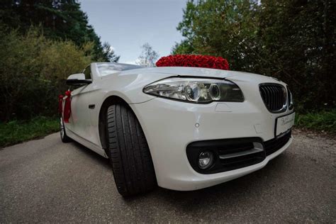 svadobné auto ženícha s kvetinovou výzdobou