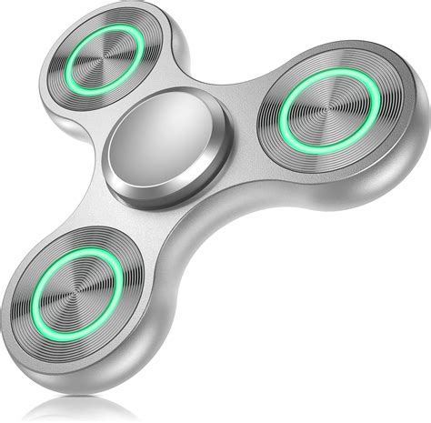 dieťa v kreatívnom kostýme fidget spinnera z kartónu