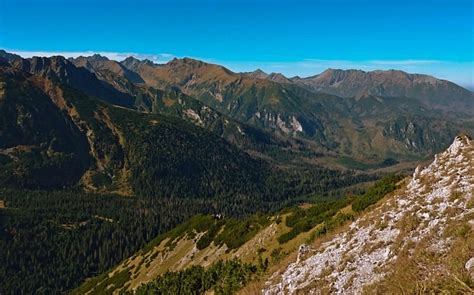 Panoramatický pohľad zo Širokého sedla na Belianske a Vysoké Tatry