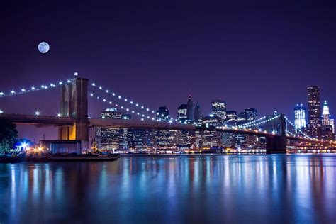 Zasnežený Brooklynský most v New Yorku