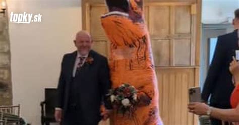 Otec nevesty vedie dcéru k oltáru v elegantnom obleku