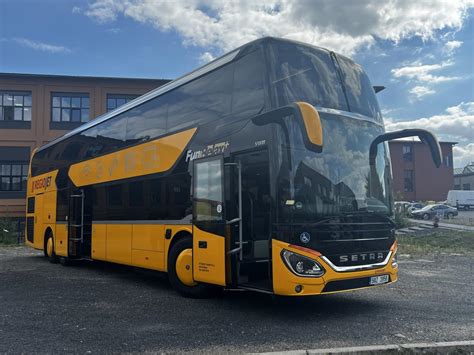 Moderný autobus RegioJet na diaľnici