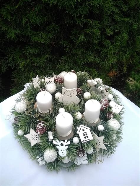 Tradičný adventný veniec s čečinou a sviečkami