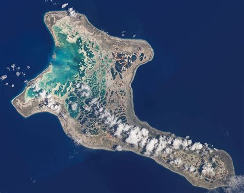 letecký záber na koralový atol Kiritimati s tyrkysovou lagúnou
