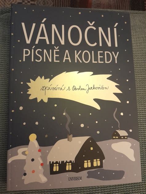 Tematické foto: stará kniha Vianočnej koledy s vianočnými ozdobami