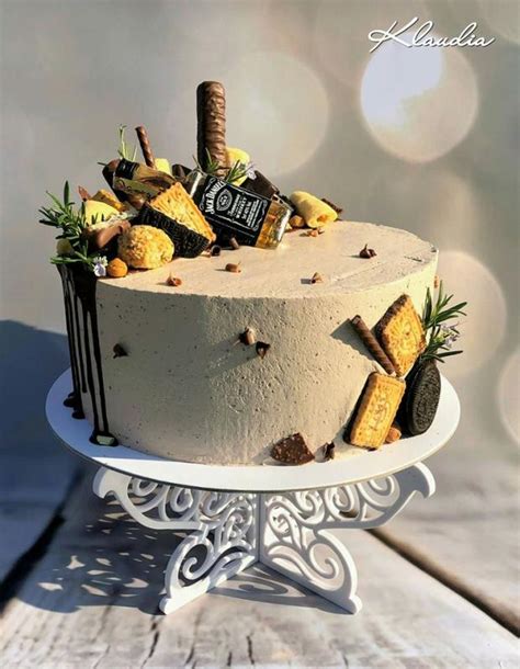 Tematické foto: narodeninová torta s detailným zdobením