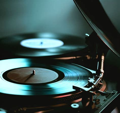 Ilustračná fotografia DJa pri gramofóne s vinylovou platňou