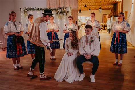 tradičná slovenská svadba v Málinci, dobové kroje