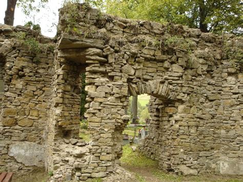 Detailná fotografia pieskovcovej kamennej steny starého kostola v Zázrivej.