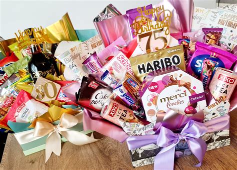 Stôl plný rôzneho narodeninového občerstvenia pre deti aj dospelých