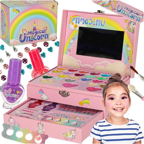Návod na upírsky make-up pre deti (biela tvár, tmavé oči, tmavé pery)