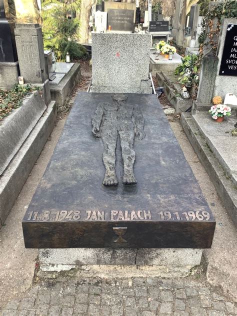 Archívne zábery z pohrebu Jana Palacha na Olšanských cintorínoch