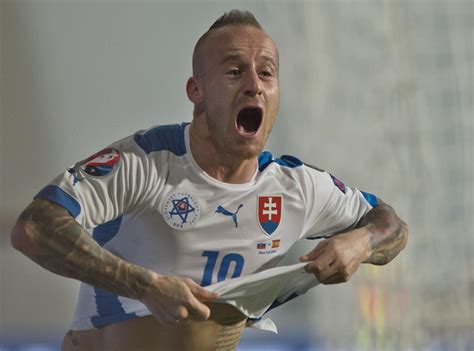 Tematické foto: Komentátor pri mikrofóne počas futbalového zápasu, vyjadrujúci emócie