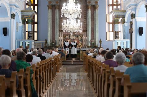 Cirkevné zhromaždenie počas slávnostných bohoslužieb s hosťujúcimi kňazmi