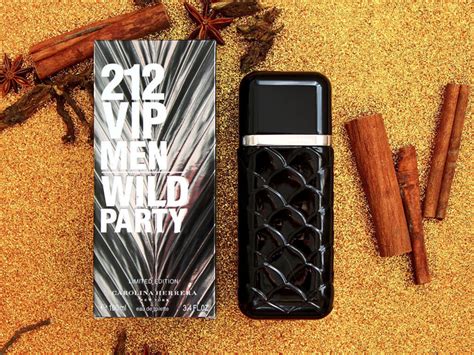 Flakón toaletnej vody Carolina Herrera 212 VIP Wild Party s reliéfom palmy a masívnym kovovým uzáverom.