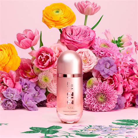 Collage z rôznych flakónov parfumov Carolina Herrera.