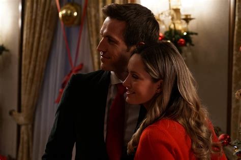 Merritt Patterson a Andrew Cooper vo filme Vianoce v paláci