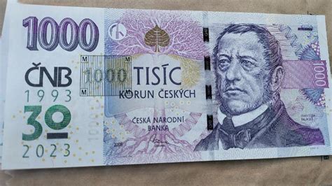 Infografika: bankovka s dlhými stranami zloženými k stredu, celá zložená napolo