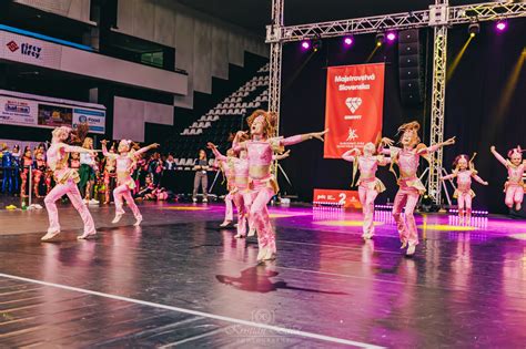 Mladí ľudia tancujúci v modernom klube s laserovými svetlami