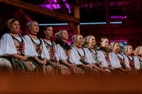 Folklórna skupina tancujúca v tradičných krojoch