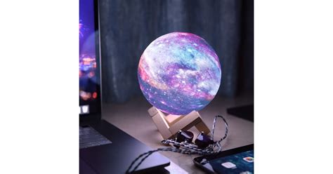 fotografia levitujúcej lampy v tvare mesiaca