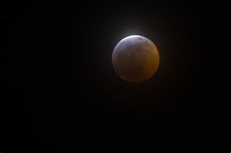 Tematické foto: Modrastý Mesiac na oblohe v dôsledku sopečného popola alebo dymu