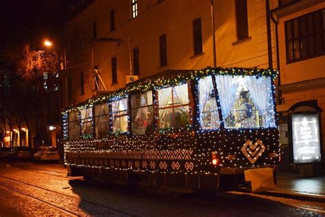 Fotografia krásne vyzdobenej vianočnej ulice s rôznymi svetelnými motívmi