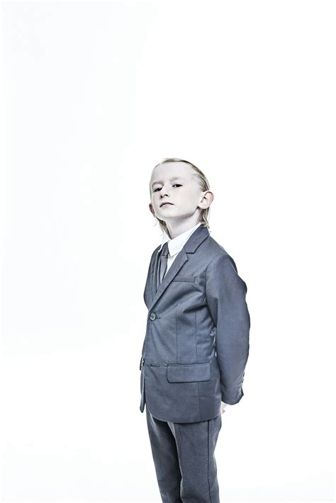 Tematické foto: malý chlapec v obleku na svadbe