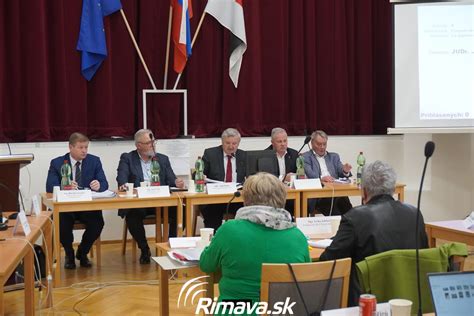 Fotografia: Ivan Hlaváč preberá ocenenie od primátora mesta Rimavská Sobota