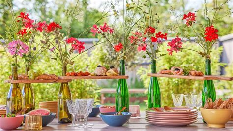 letný stôl s citrusmi a kvetmi