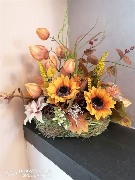 jesenná dekorácia stola so slnečnicami a tekvicami