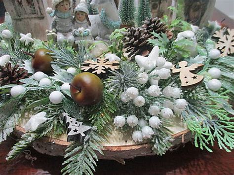 zimná dekorácia stola s vždyzelenými vetvičkami