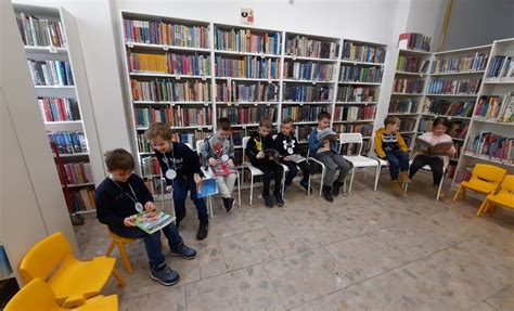 Zobrazenie knižnej police v knižnici ako symbol prístupu k odborným informáciám a bibliografickým databázam