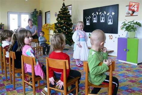 fotografia učiteľa umenia s deťmi počas hodiny (hudobnej/výtvarnej)