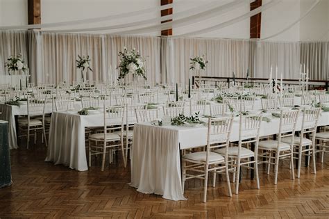 Svadobná výzdoba interiéru Mlyna u Anastázie s kvetinami a elegantným prestieraním