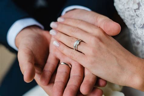 Foto svadobných obrúčok na rukách novomanželov