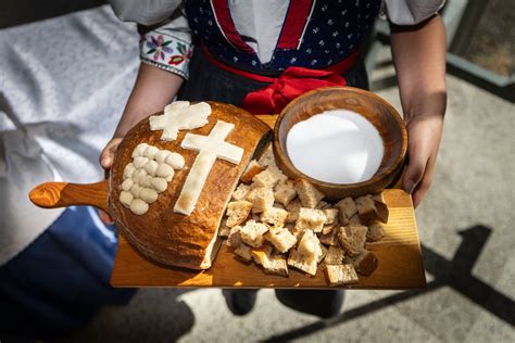 Ilustrácia novomanželov prijímajúcich chlieb a soľ