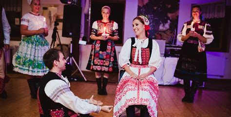 Novomanželia jedia polievku z jedného taniera